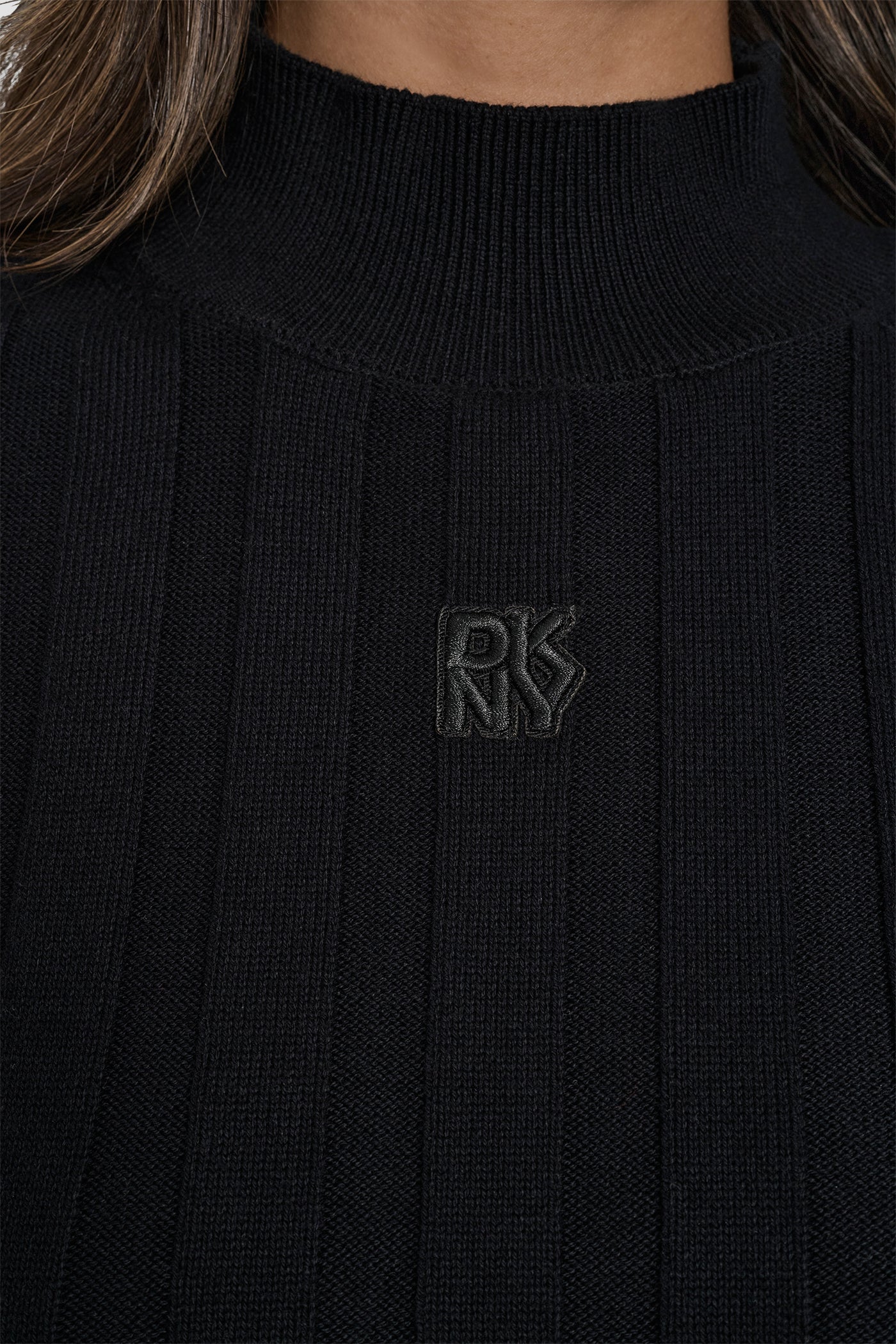 ELBOW SLEEVE WIDE RIB MOCK NECK WITH LOGO PATCH
