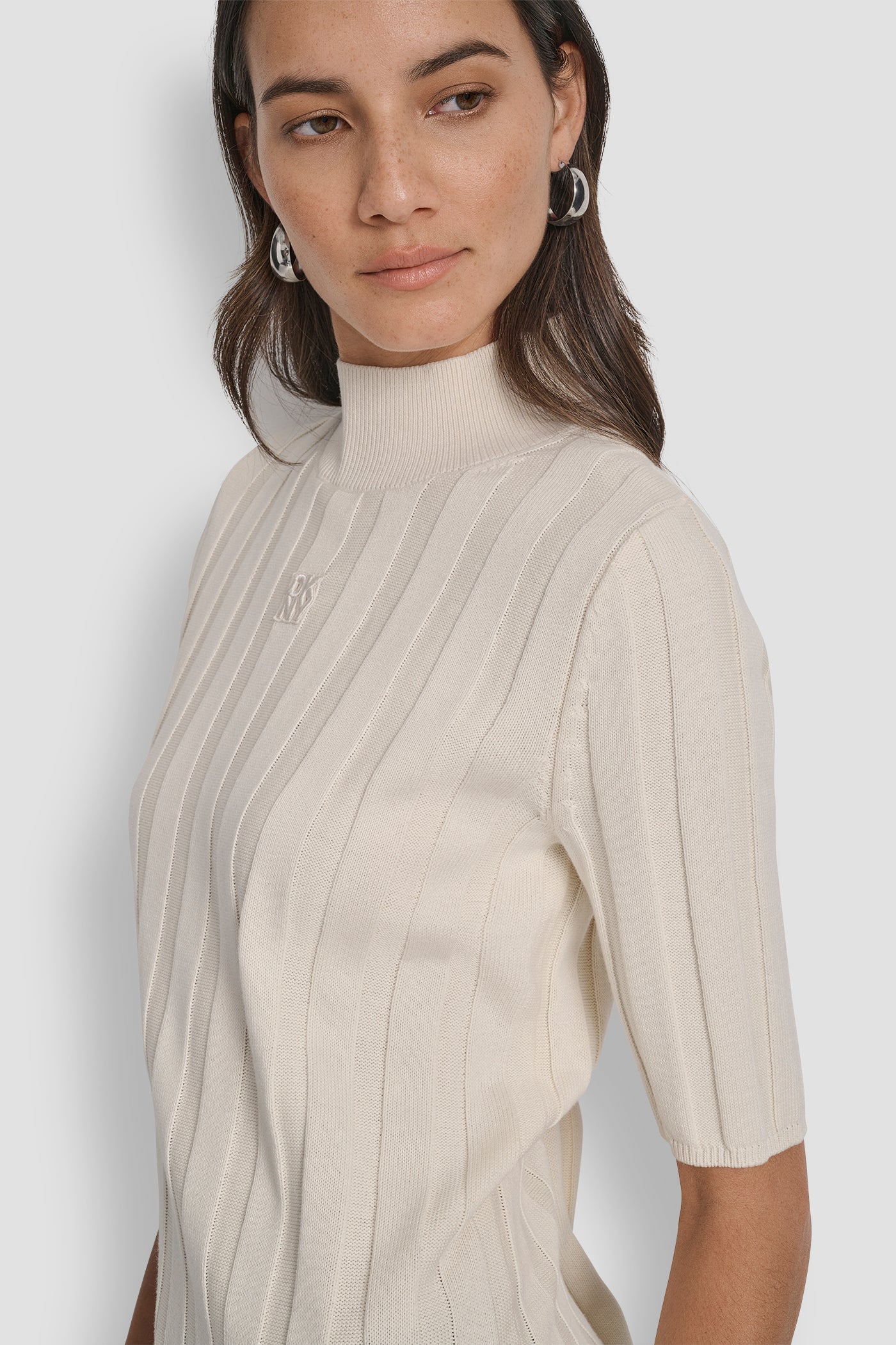 ELBOW SLEEVE WIDE RIB MOCK NECK WITH LOGO PATCH