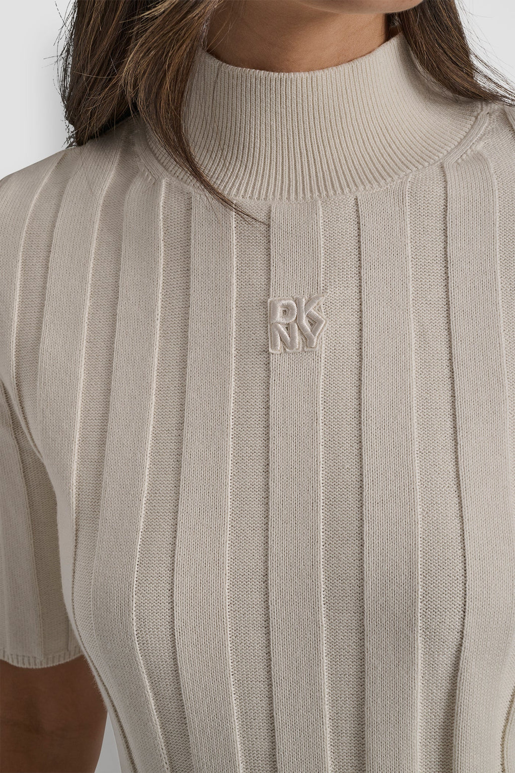 ELBOW SLEEVE WIDE RIB MOCK NECK WITH LOGO PATCH