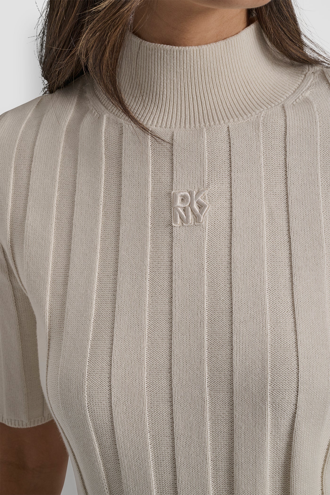 ELBOW SLEEVE WIDE RIB MOCK NECK WITH LOGO PATCH