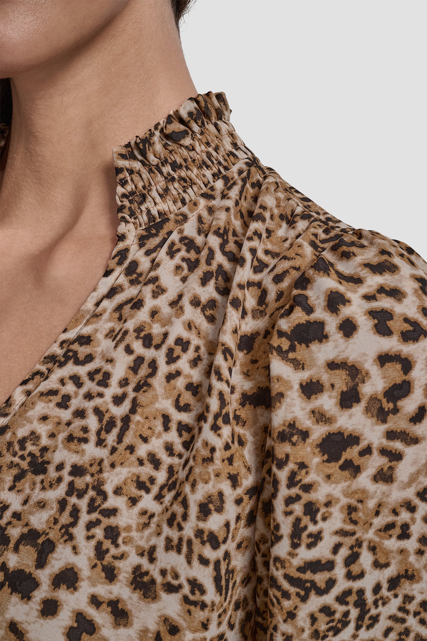 PUFF SLEEVE SMOCKED COLLARLESS SHIRT