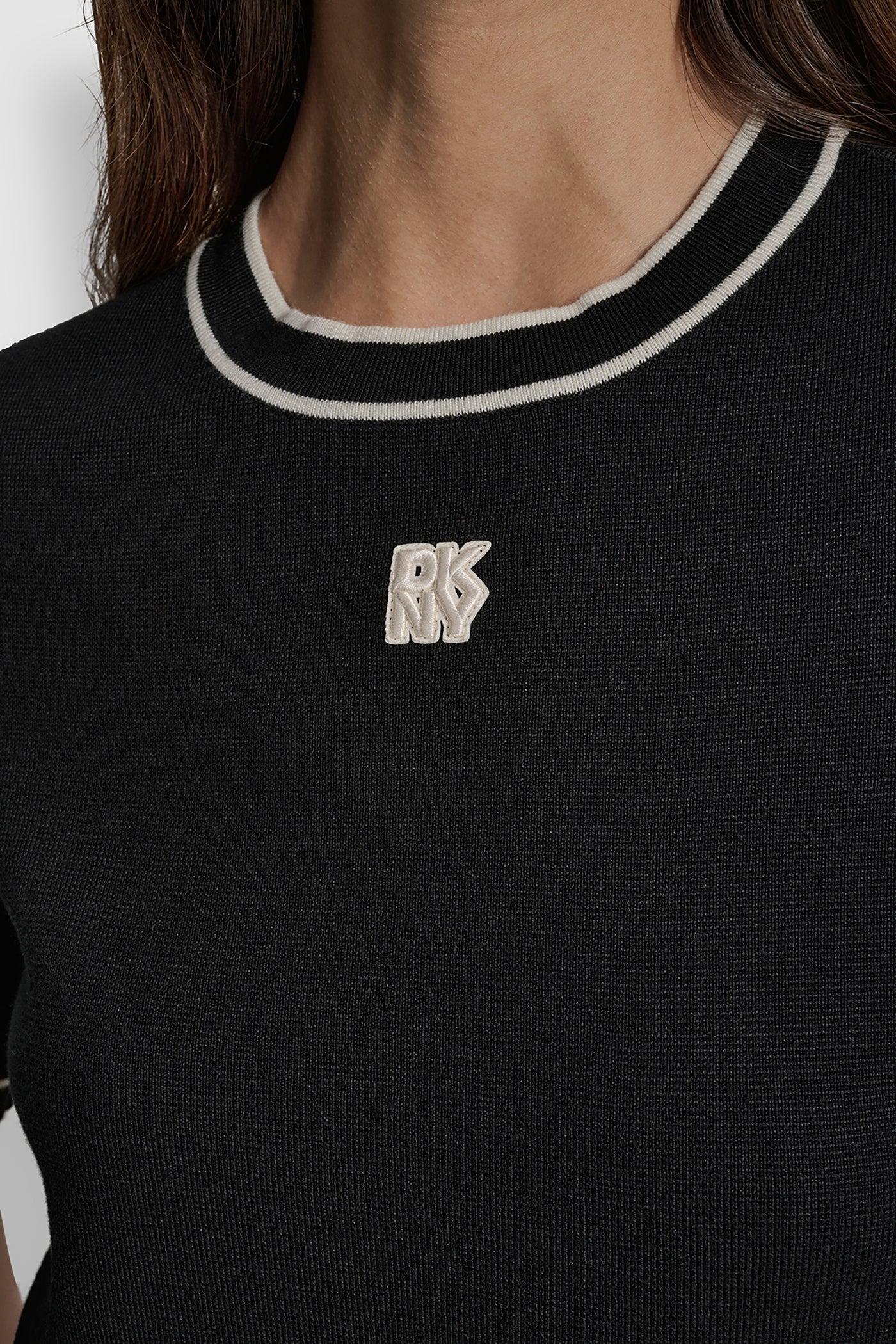 CROPPED COLOR BLOCK ELBOW SLEEVE WITH LOGO PATCH