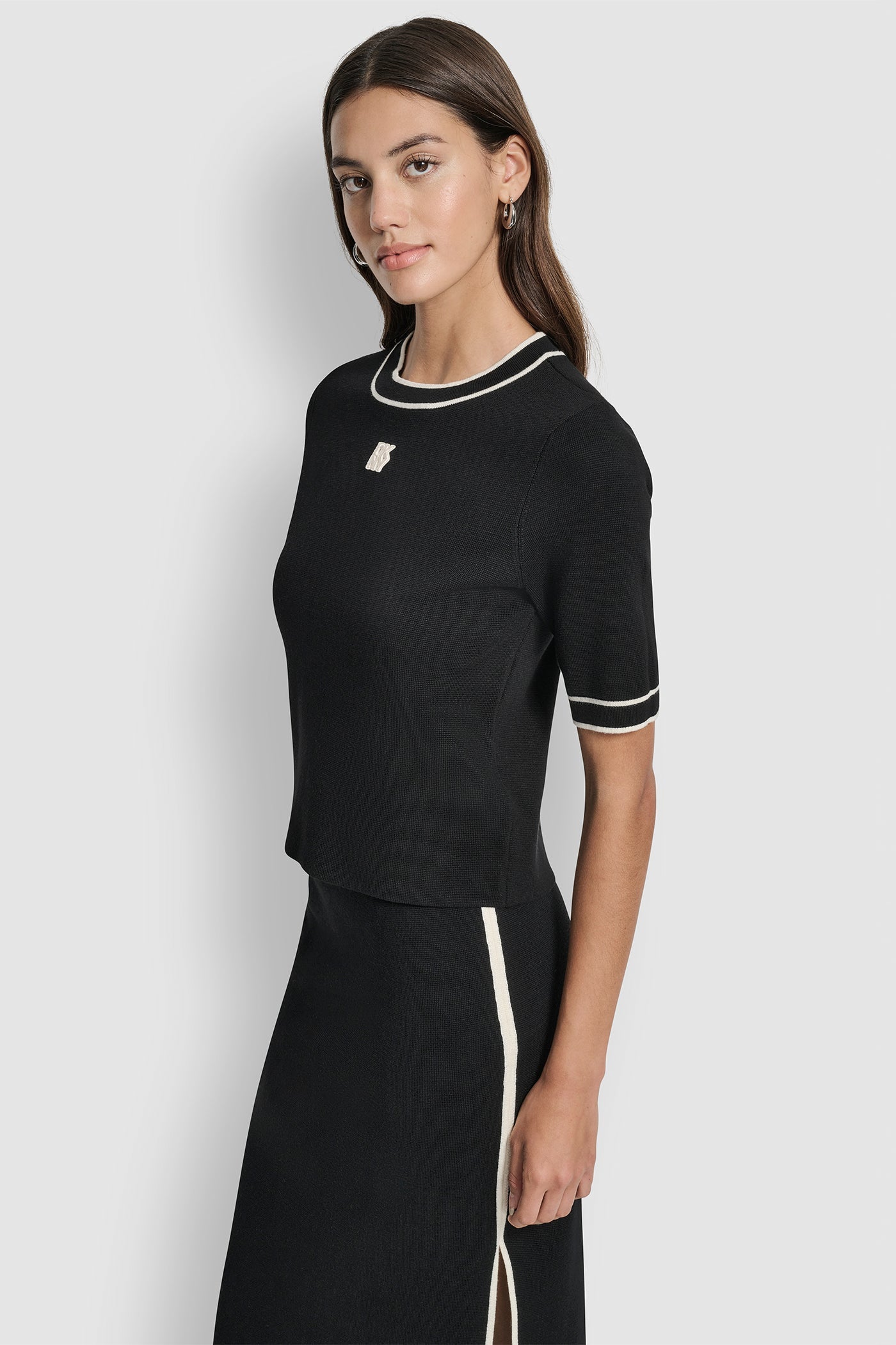 CROPPED COLOR BLOCK ELBOW SLEEVE WITH LOGO PATCH