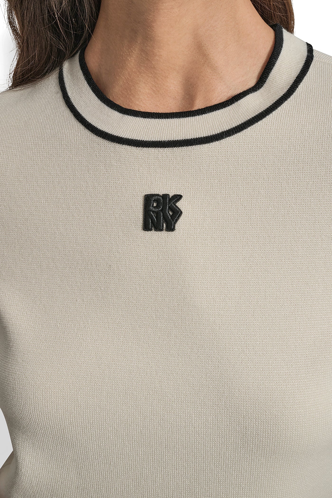 CROPPED COLOR BLOCK ELBOW SLEEVE WITH LOGO PATCH