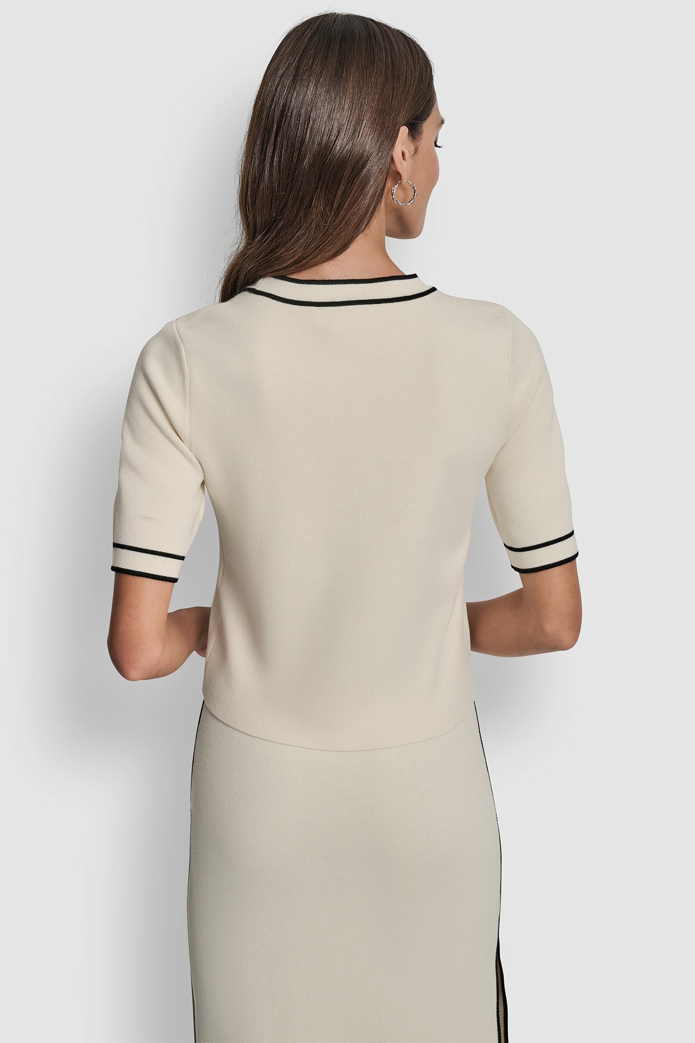 CROPPED COLOR BLOCK ELBOW SLEEVE WITH LOGO PATCH