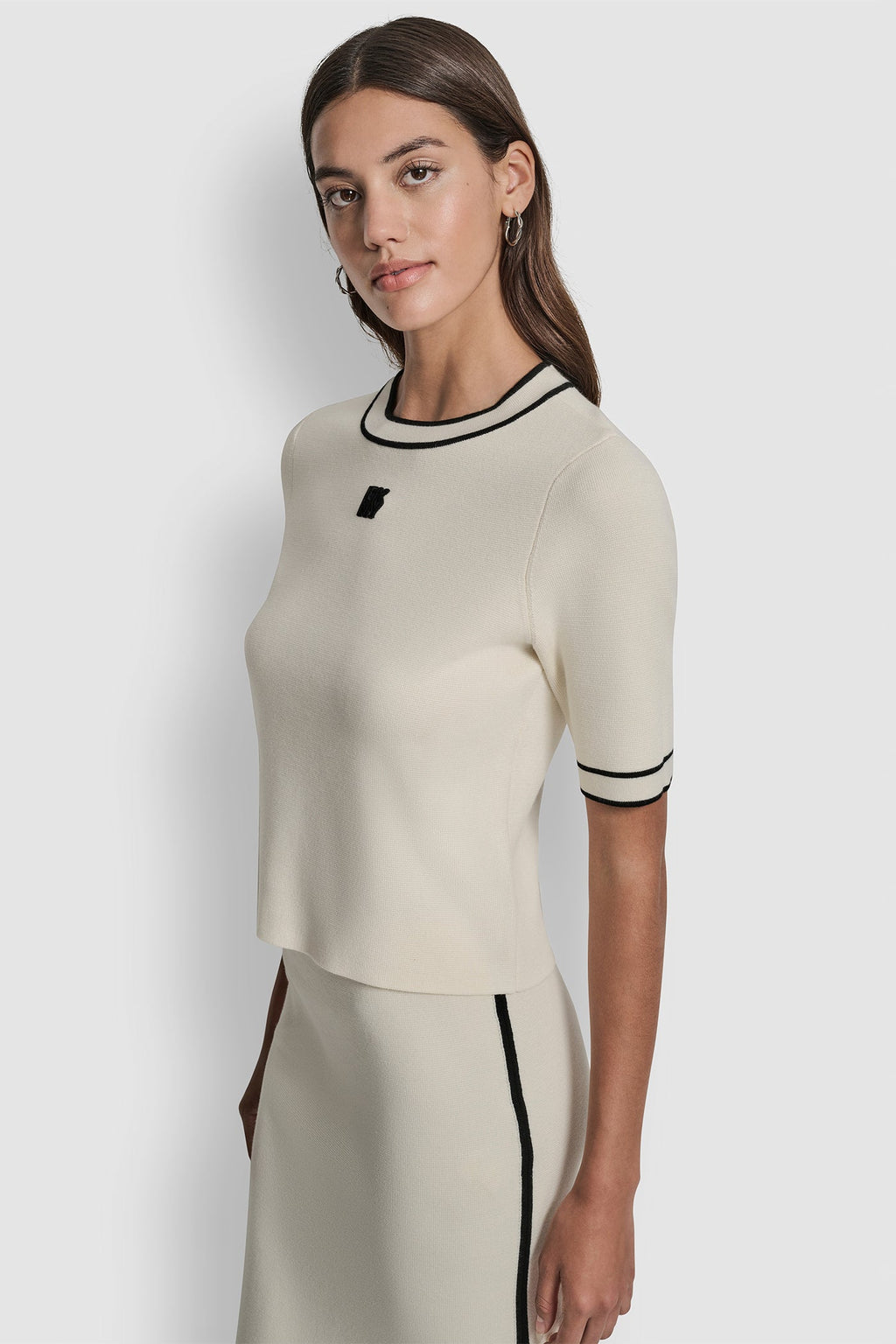 CROPPED COLOR BLOCK ELBOW SLEEVE WITH LOGO PATCH