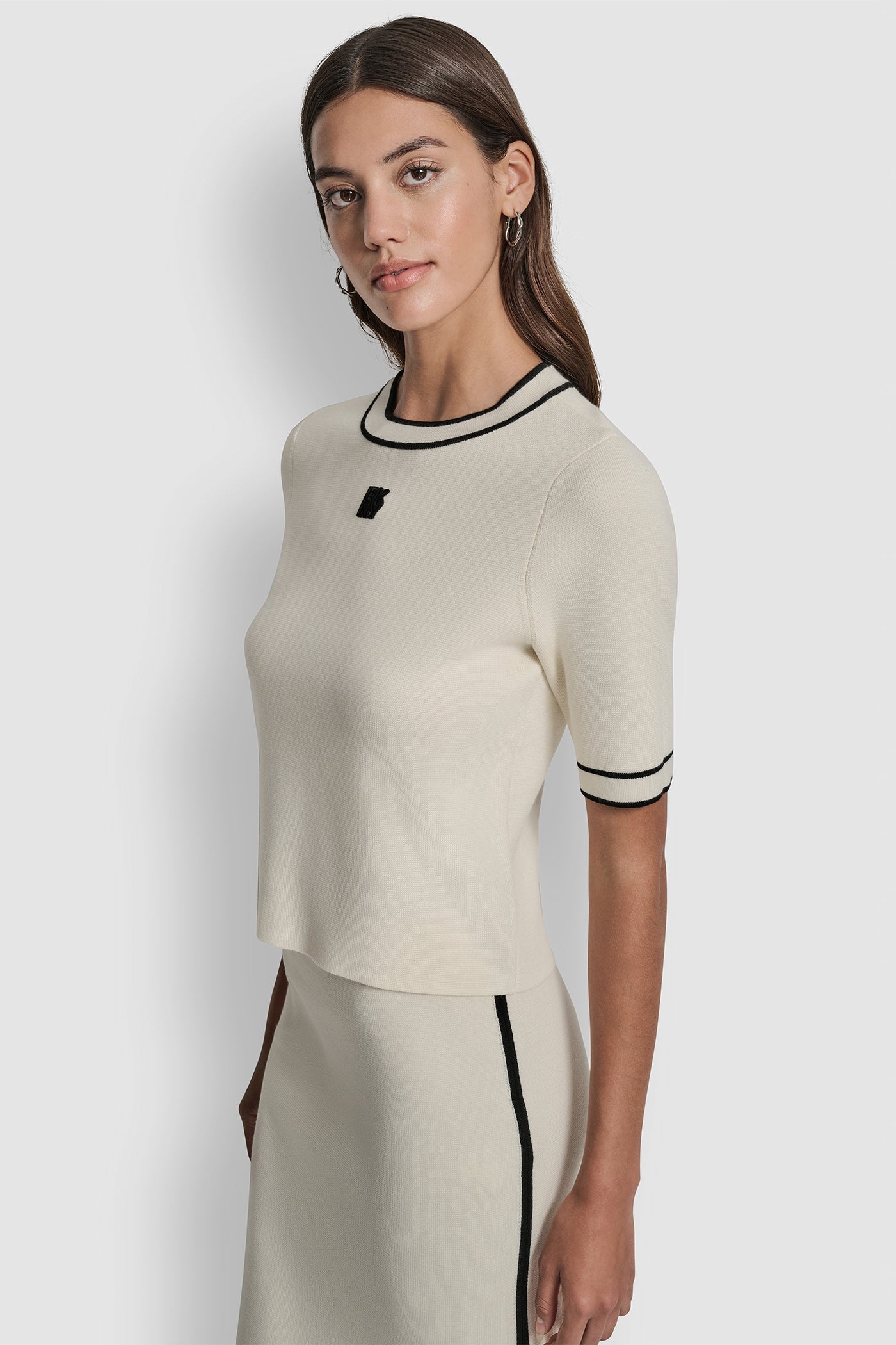 CROPPED COLOR BLOCK ELBOW SLEEVE WITH LOGO PATCH