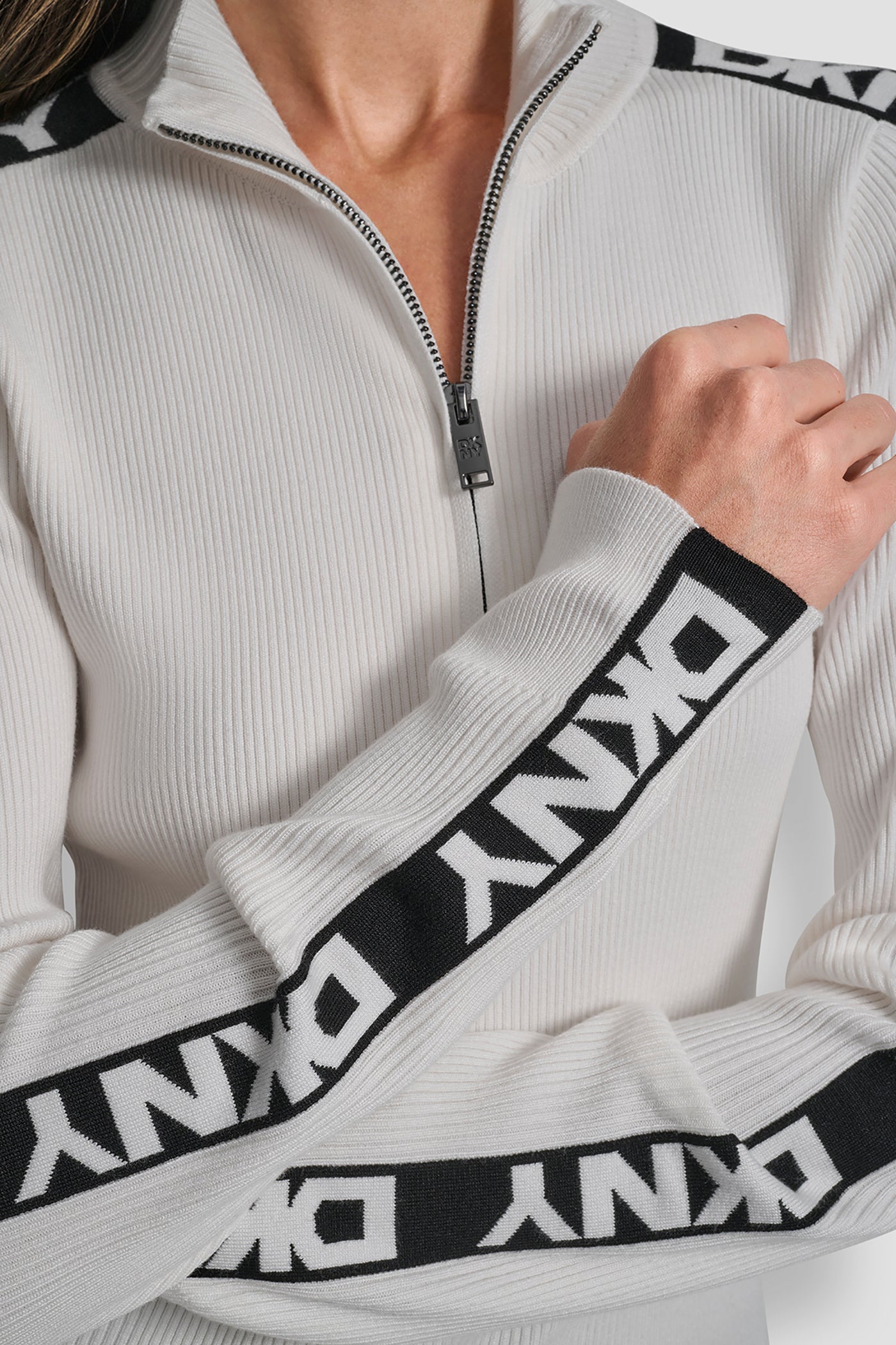 LONG SLEEVE 1/4 ZIP LOGO TAPE SWEATER