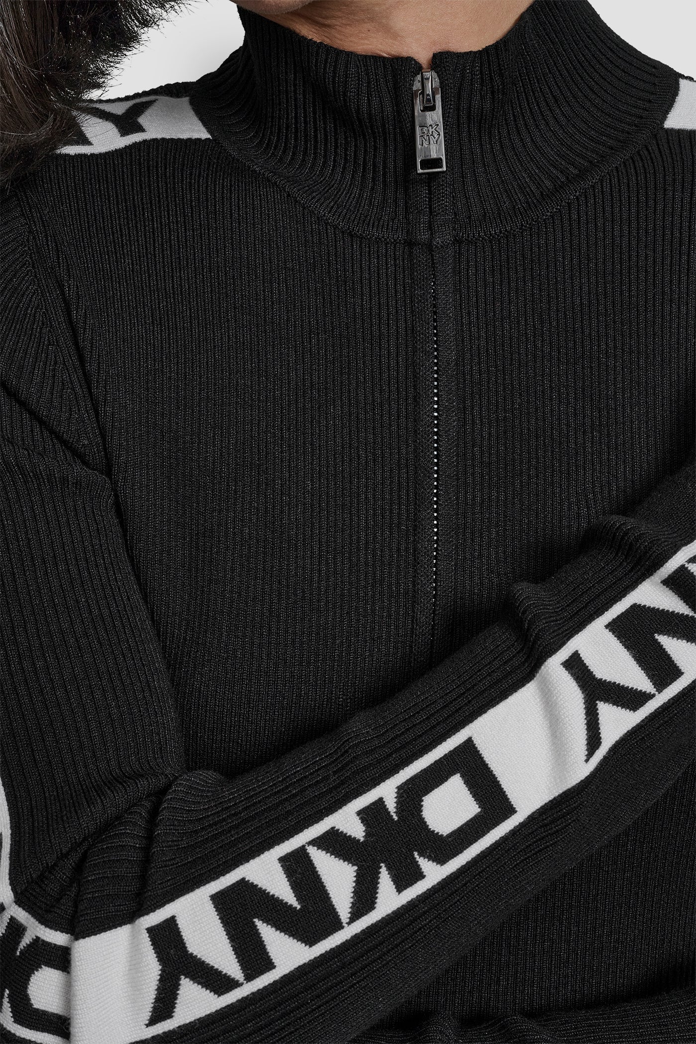 LONG SLEEVE 1/4 ZIP LOGO TAPE SWEATER